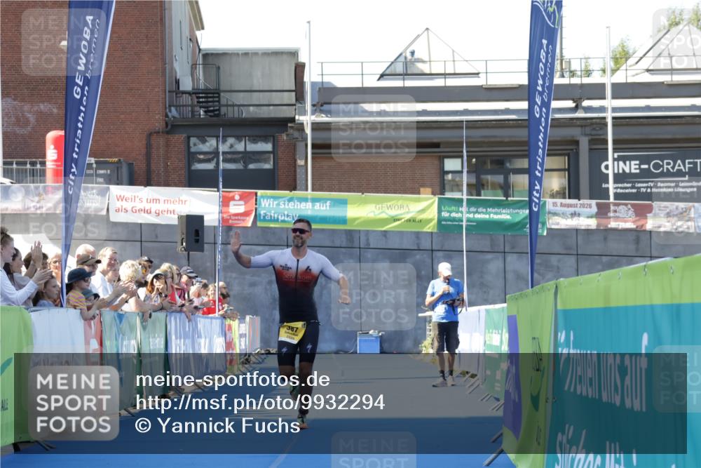 09.08.2026 - GEWOBA Citytriathlon Bremen Yannick Fuchs http://msf.ph/oto/9932294 09.08.2026 11:10:46 Ziel 387 meine-sportfotos.de