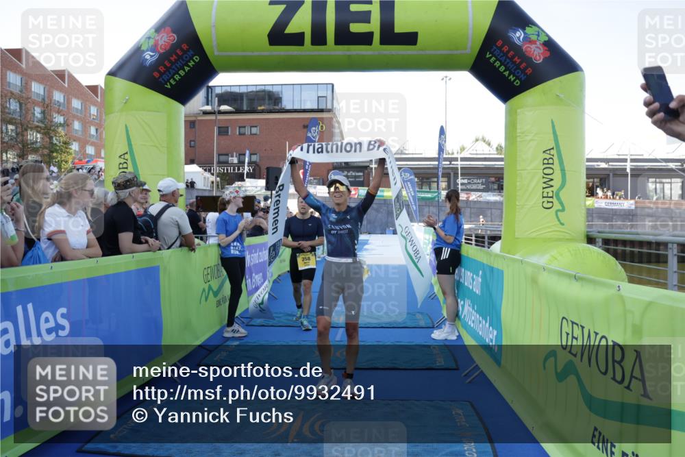 09.08.2026 - GEWOBA Citytriathlon Bremen Yannick Fuchs http://msf.ph/oto/9932491 09.08.2026 11:15:05 Ziel 358 meine-sportfotos.de