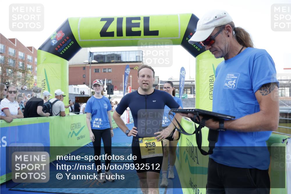 09.08.2026 - GEWOBA Citytriathlon Bremen Yannick Fuchs http://msf.ph/oto/9932512 09.08.2026 11:15:11 Ziel  meine-sportfotos.de