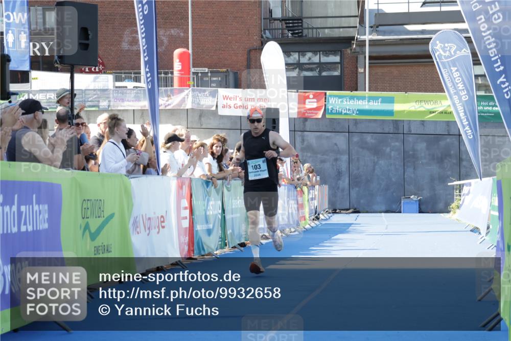 09.08.2026 - GEWOBA Citytriathlon Bremen Yannick Fuchs http://msf.ph/oto/9932658 09.08.2026 11:16:29 Ziel 103 meine-sportfotos.de