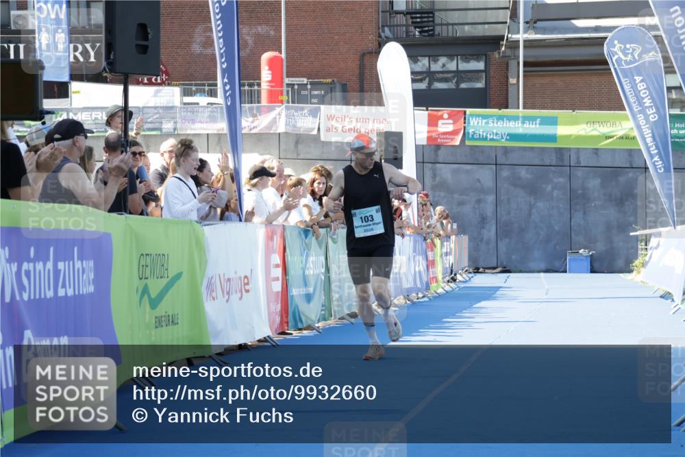 09.08.2026 - GEWOBA Citytriathlon Bremen Yannick Fuchs http://msf.ph/oto/9932660 09.08.2026 11:16:29 Ziel 103 meine-sportfotos.de