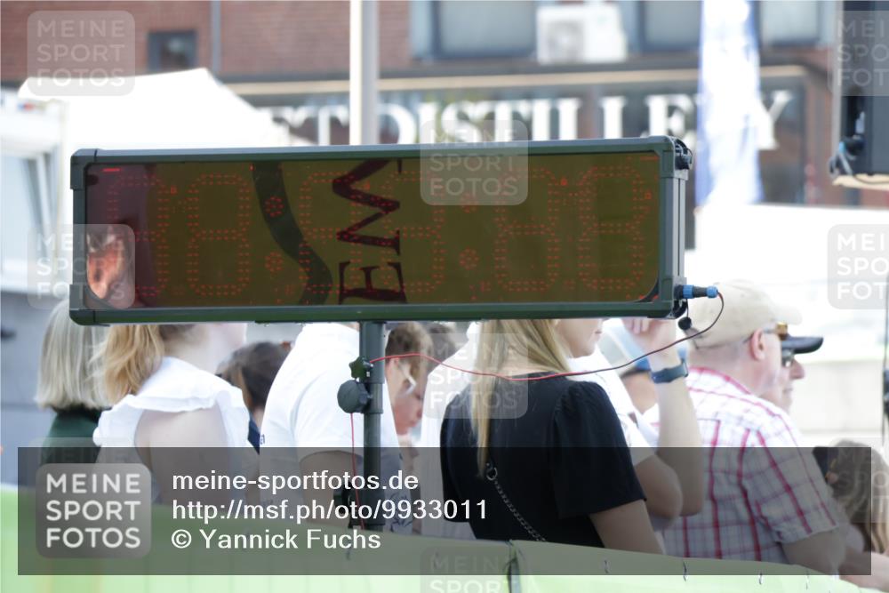 09.08.2026 - GEWOBA Citytriathlon Bremen Yannick Fuchs http://msf.ph/oto/9933011 09.08.2026 11:19:44 Ziel  meine-sportfotos.de