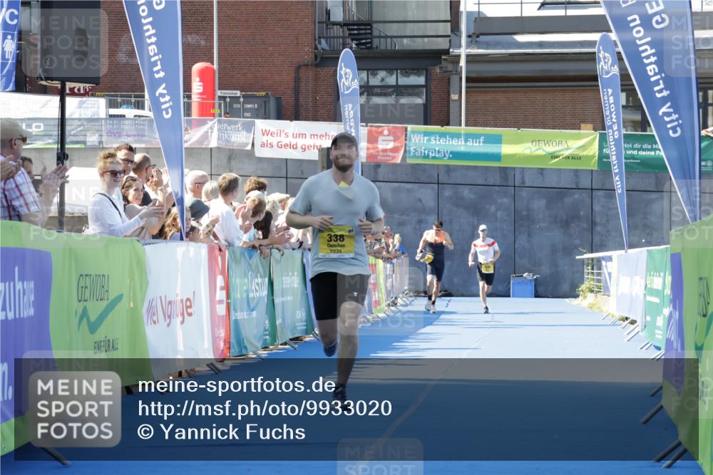 09.08.2026 - GEWOBA Citytriathlon Bremen Yannick Fuchs http://msf.ph/oto/9933020 09.08.2026 11:20:08 Ziel 338 meine-sportfotos.de
