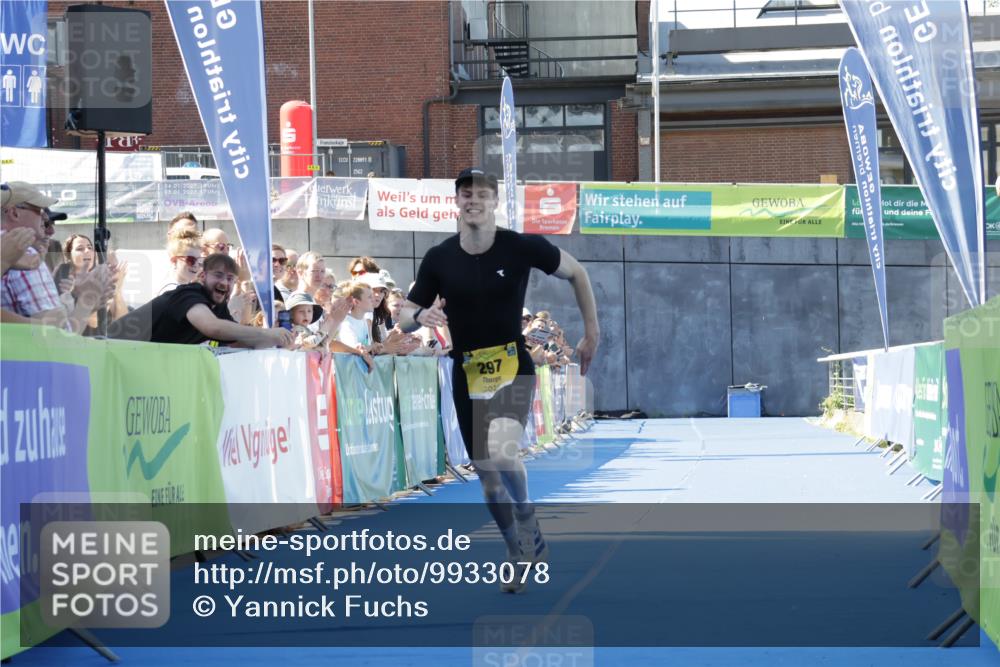 09.08.2026 - GEWOBA Citytriathlon Bremen Yannick Fuchs http://msf.ph/oto/9933078 09.08.2026 11:20:31 Ziel 297 meine-sportfotos.de