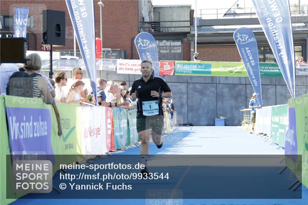 09.08.2026 - GEWOBA Citytriathlon Bremen Yannick Fuchs http://msf.ph/oto/9933544 09.08.2026 11:26:42 Ziel 1 meine-sportfotos.de