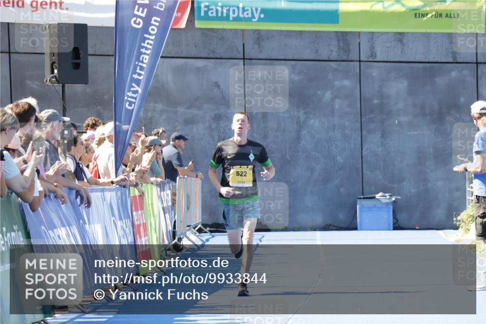 09.08.2026 - GEWOBA Citytriathlon Bremen Yannick Fuchs http://msf.ph/oto/9933844 09.08.2026 11:30:14 Ziel 486 meine-sportfotos.de