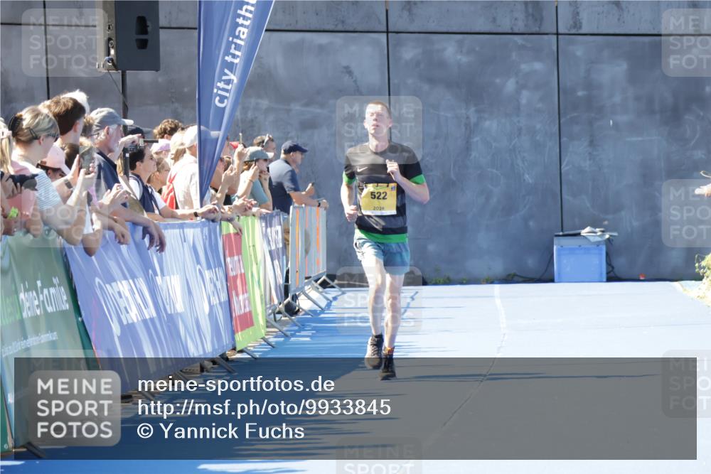 09.08.2026 - GEWOBA Citytriathlon Bremen Yannick Fuchs http://msf.ph/oto/9933845 09.08.2026 11:30:15 Ziel 522 meine-sportfotos.de