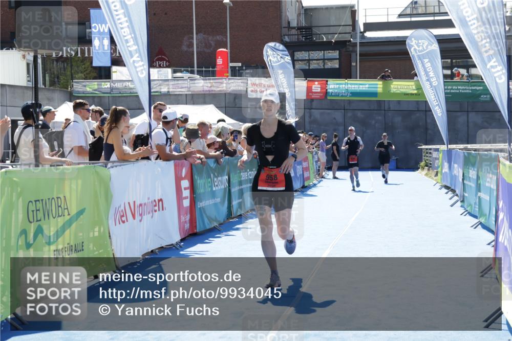09.08.2026 - GEWOBA Citytriathlon Bremen Yannick Fuchs http://msf.ph/oto/9934045 09.08.2026 14:33:03 Ziel 958 meine-sportfotos.de
