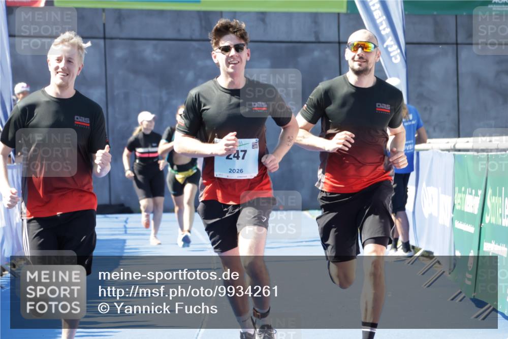 09.08.2026 - GEWOBA Citytriathlon Bremen Yannick Fuchs http://msf.ph/oto/9934261 09.08.2026 11:34:09 Ziel 247 meine-sportfotos.de