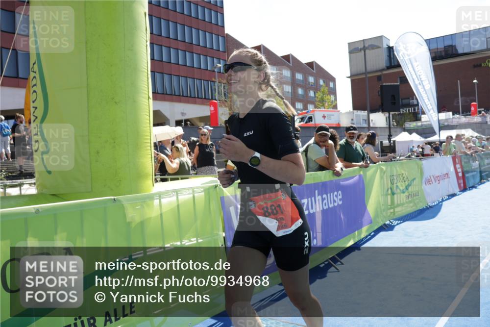 09.08.2026 - GEWOBA Citytriathlon Bremen Yannick Fuchs http://msf.ph/oto/9934968 09.08.2026 14:44:10 Ziel 881 meine-sportfotos.de