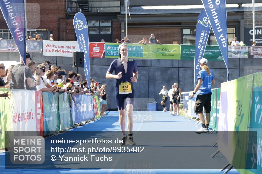 09.08.2026 - GEWOBA Citytriathlon Bremen Yannick Fuchs http://msf.ph/oto/9935482 09.08.2026 11:39:54 Ziel 374 meine-sportfotos.de