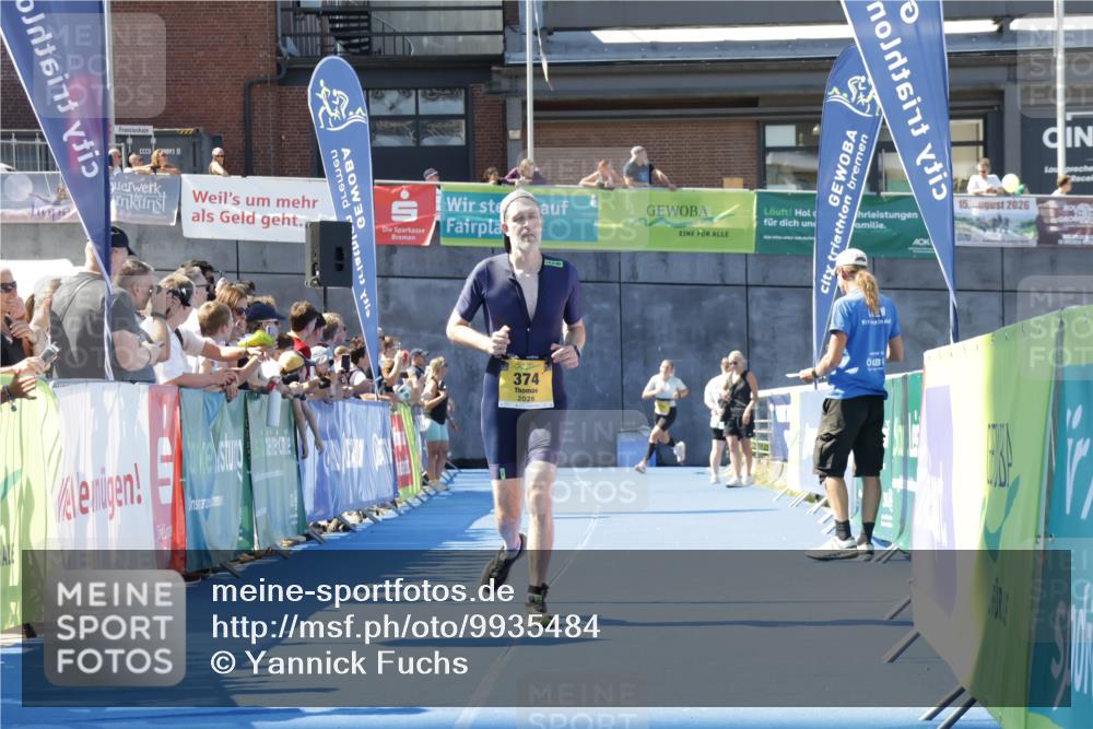 09.08.2026 - GEWOBA Citytriathlon Bremen Yannick Fuchs http://msf.ph/oto/9935484 09.08.2026 11:39:55 Ziel 374 meine-sportfotos.de