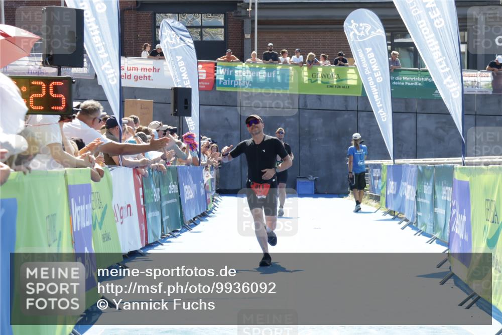 09.08.2026 - GEWOBA Citytriathlon Bremen Yannick Fuchs http://msf.ph/oto/9936092 09.08.2026 15:01:48 Ziel  meine-sportfotos.de