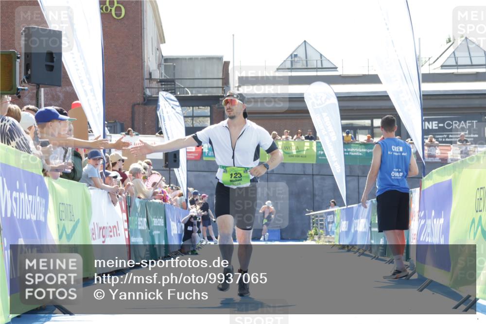 09.08.2026 - GEWOBA Citytriathlon Bremen Yannick Fuchs http://msf.ph/oto/9937065 09.08.2026 15:12:59 Ziel 123 meine-sportfotos.de