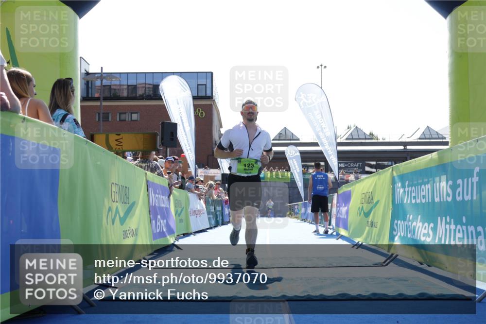 09.08.2026 - GEWOBA Citytriathlon Bremen Yannick Fuchs http://msf.ph/oto/9937070 09.08.2026 15:13:01 Ziel 123 meine-sportfotos.de