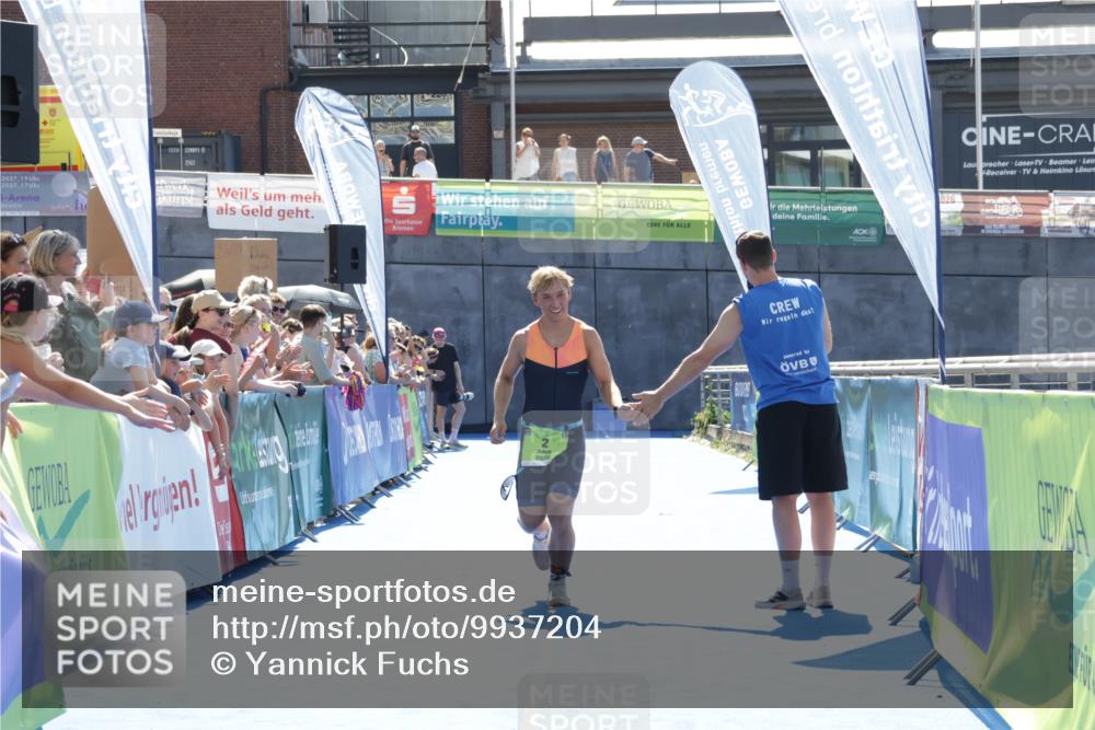 09.08.2026 - GEWOBA Citytriathlon Bremen Yannick Fuchs http://msf.ph/oto/9937204 09.08.2026 15:14:25 Ziel 2 meine-sportfotos.de