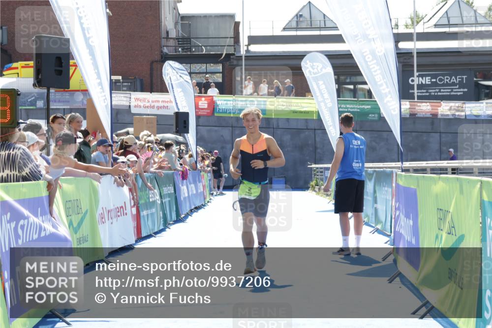 09.08.2026 - GEWOBA Citytriathlon Bremen Yannick Fuchs http://msf.ph/oto/9937206 09.08.2026 15:14:26 Ziel 2 meine-sportfotos.de