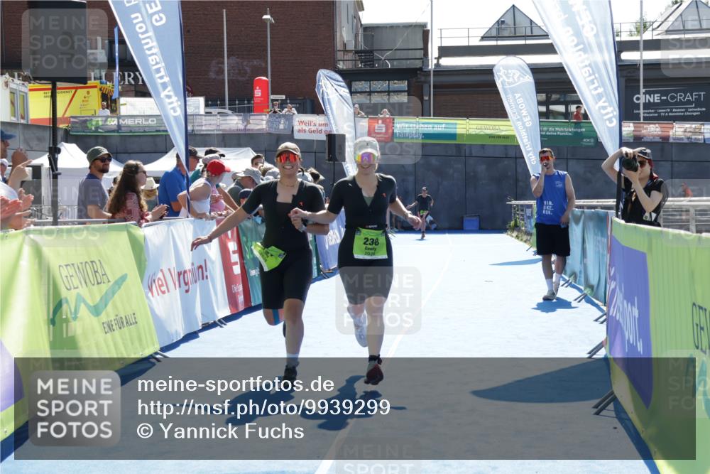 09.08.2026 - GEWOBA Citytriathlon Bremen Yannick Fuchs http://msf.ph/oto/9939299 09.08.2026 15:31:47 Ziel 237, 238 meine-sportfotos.de