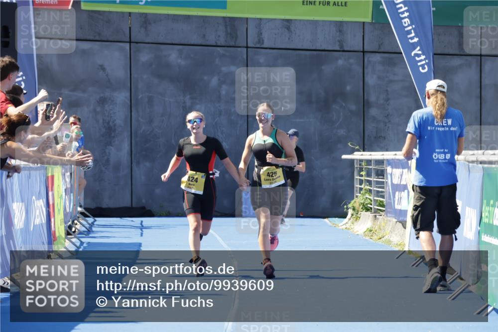 09.08.2026 - GEWOBA Citytriathlon Bremen Yannick Fuchs http://msf.ph/oto/9939609 09.08.2026 11:51:20 Ziel 424, 425 meine-sportfotos.de
