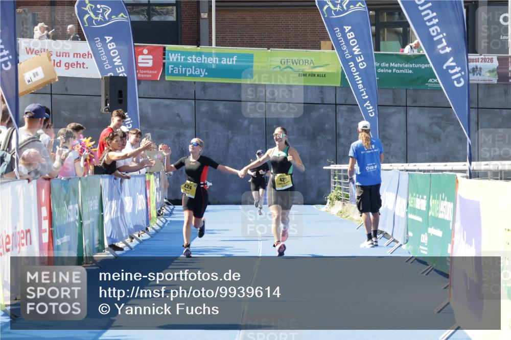 09.08.2026 - GEWOBA Citytriathlon Bremen Yannick Fuchs http://msf.ph/oto/9939614 09.08.2026 11:51:22 Ziel 424, 425 meine-sportfotos.de