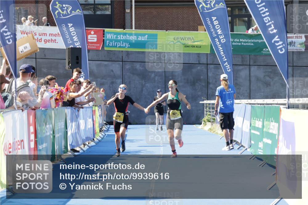 09.08.2026 - GEWOBA Citytriathlon Bremen Yannick Fuchs http://msf.ph/oto/9939616 09.08.2026 11:51:22 Ziel 424, 425 meine-sportfotos.de