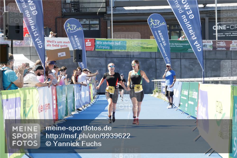 09.08.2026 - GEWOBA Citytriathlon Bremen Yannick Fuchs http://msf.ph/oto/9939622 09.08.2026 11:51:24 Ziel 424, 425 meine-sportfotos.de