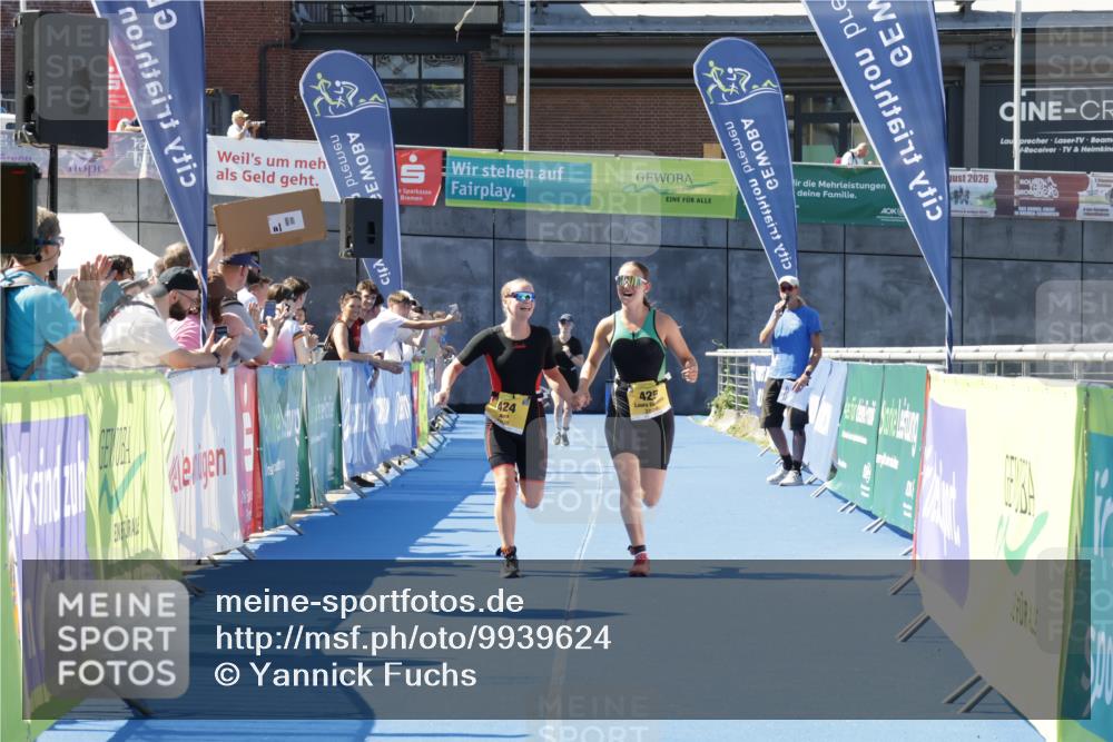 09.08.2026 - GEWOBA Citytriathlon Bremen Yannick Fuchs http://msf.ph/oto/9939624 09.08.2026 11:51:24 Ziel 424, 425 meine-sportfotos.de