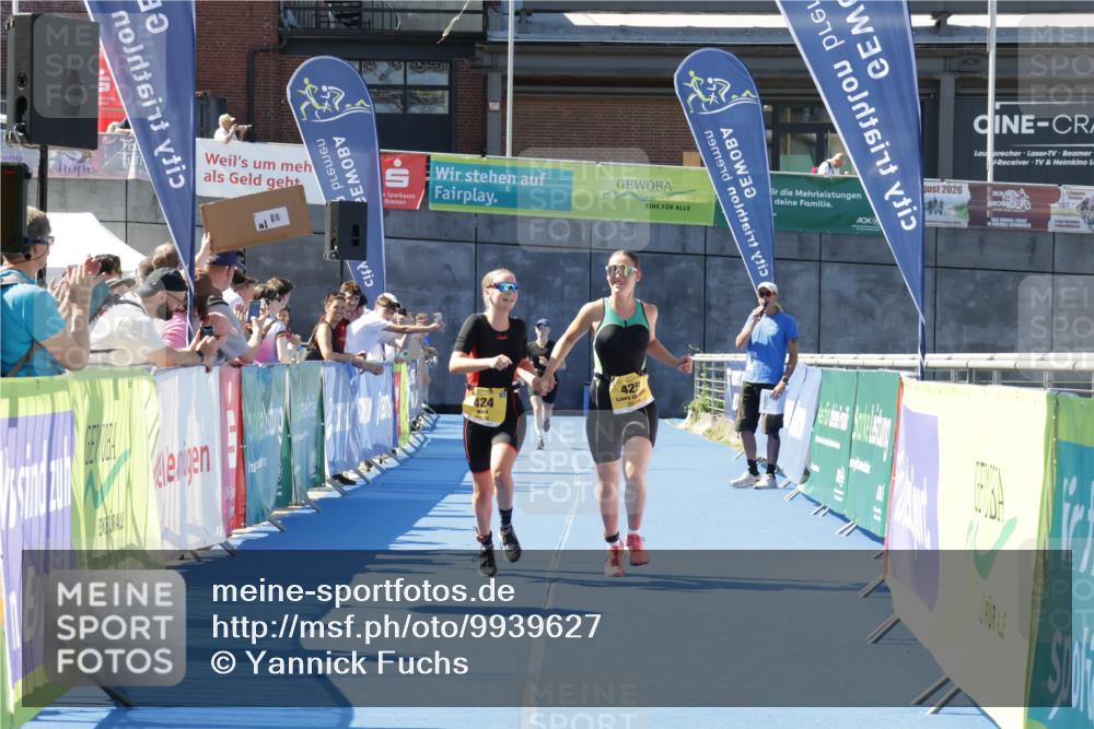 09.08.2026 - GEWOBA Citytriathlon Bremen Yannick Fuchs http://msf.ph/oto/9939627 09.08.2026 11:51:24 Ziel 424, 425 meine-sportfotos.de