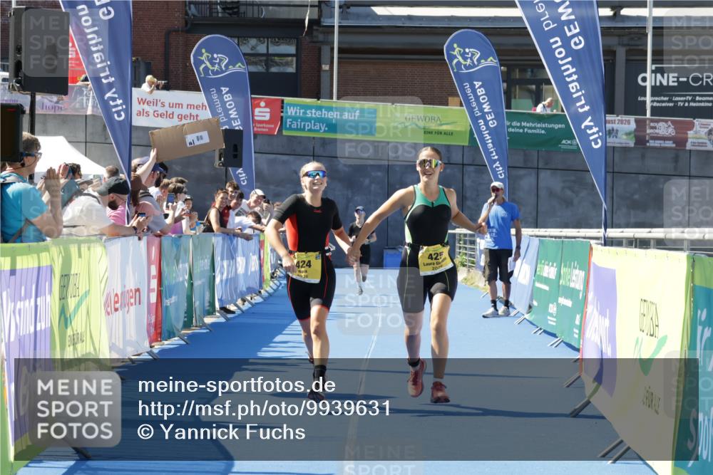 09.08.2026 - GEWOBA Citytriathlon Bremen Yannick Fuchs http://msf.ph/oto/9939631 09.08.2026 11:51:25 Ziel 424, 425 meine-sportfotos.de