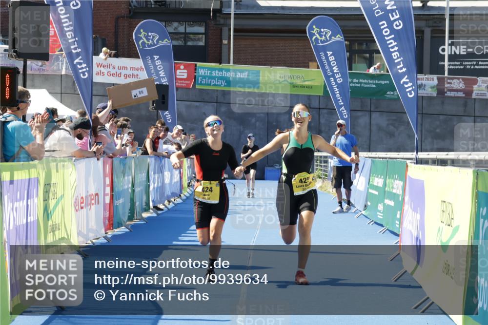 09.08.2026 - GEWOBA Citytriathlon Bremen Yannick Fuchs http://msf.ph/oto/9939634 09.08.2026 11:51:25 Ziel 424, 425 meine-sportfotos.de