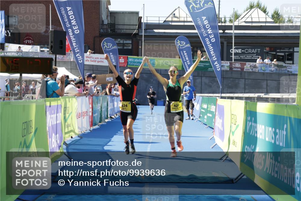 09.08.2026 - GEWOBA Citytriathlon Bremen Yannick Fuchs http://msf.ph/oto/9939636 09.08.2026 11:51:26 Ziel 424, 425 meine-sportfotos.de