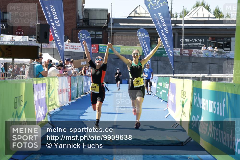 09.08.2026 - GEWOBA Citytriathlon Bremen Yannick Fuchs http://msf.ph/oto/9939638 09.08.2026 11:51:26 Ziel 424, 425 meine-sportfotos.de