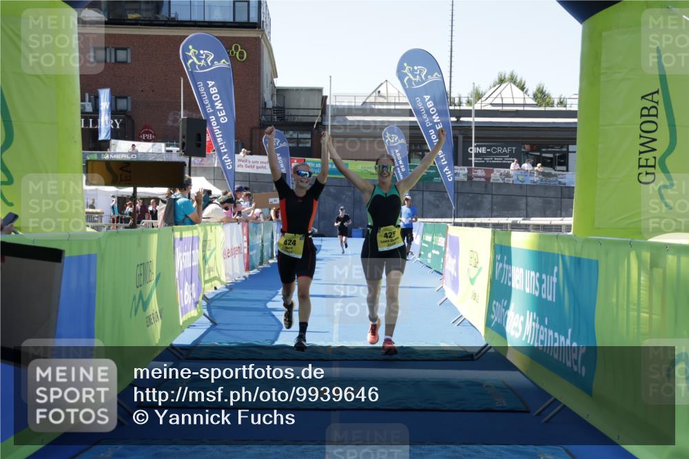 09.08.2026 - GEWOBA Citytriathlon Bremen Yannick Fuchs http://msf.ph/oto/9939646 09.08.2026 11:51:26 Ziel 424, 425 meine-sportfotos.de