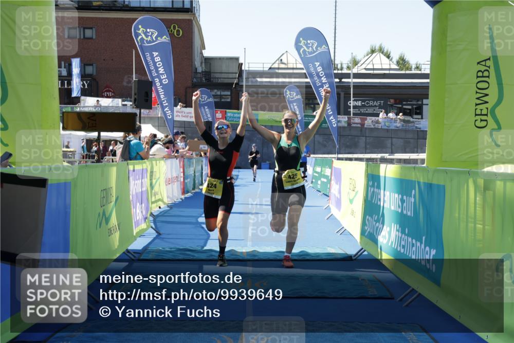 09.08.2026 - GEWOBA Citytriathlon Bremen Yannick Fuchs http://msf.ph/oto/9939649 09.08.2026 11:51:27 Ziel 424, 425 meine-sportfotos.de