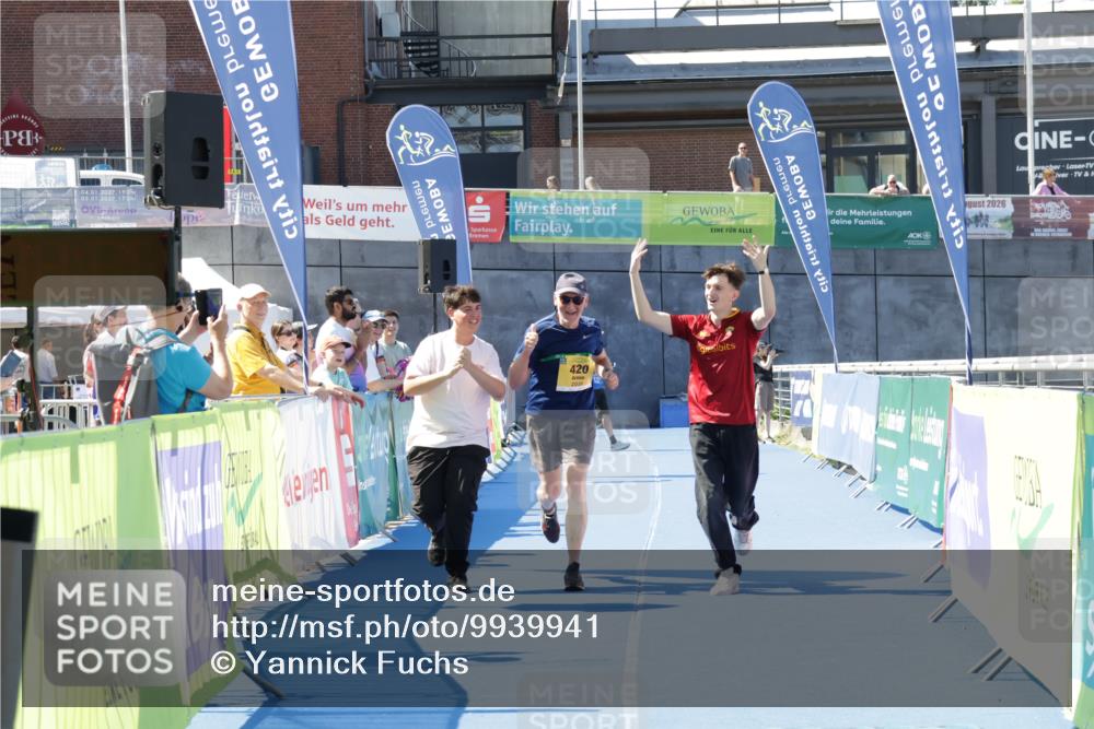 09.08.2026 - GEWOBA Citytriathlon Bremen Yannick Fuchs http://msf.ph/oto/9939941 09.08.2026 11:57:32 Ziel 420 meine-sportfotos.de