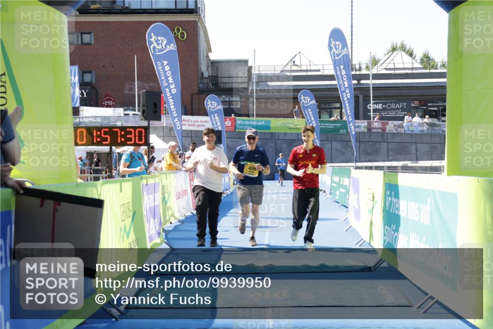 09.08.2026 - GEWOBA Citytriathlon Bremen Yannick Fuchs http://msf.ph/oto/9939950 09.08.2026 11:57:34 Ziel 420 meine-sportfotos.de