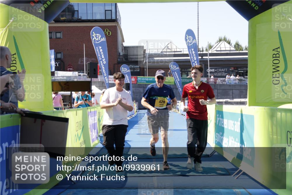 09.08.2026 - GEWOBA Citytriathlon Bremen Yannick Fuchs http://msf.ph/oto/9939961 09.08.2026 11:57:36 Ziel 420 meine-sportfotos.de