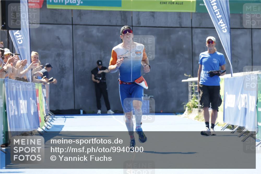 09.08.2026 - GEWOBA Citytriathlon Bremen Yannick Fuchs http://msf.ph/oto/9940300 09.08.2026 13:37:57 Ziel 650 meine-sportfotos.de