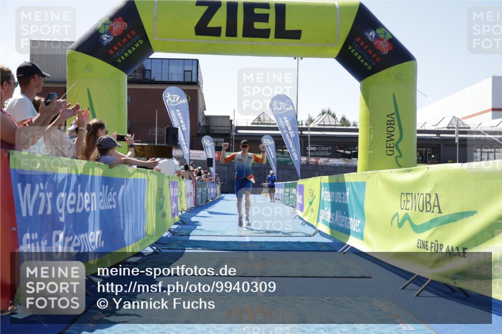 09.08.2026 - GEWOBA Citytriathlon Bremen Yannick Fuchs http://msf.ph/oto/9940309 09.08.2026 13:37:59 Ziel 650 meine-sportfotos.de