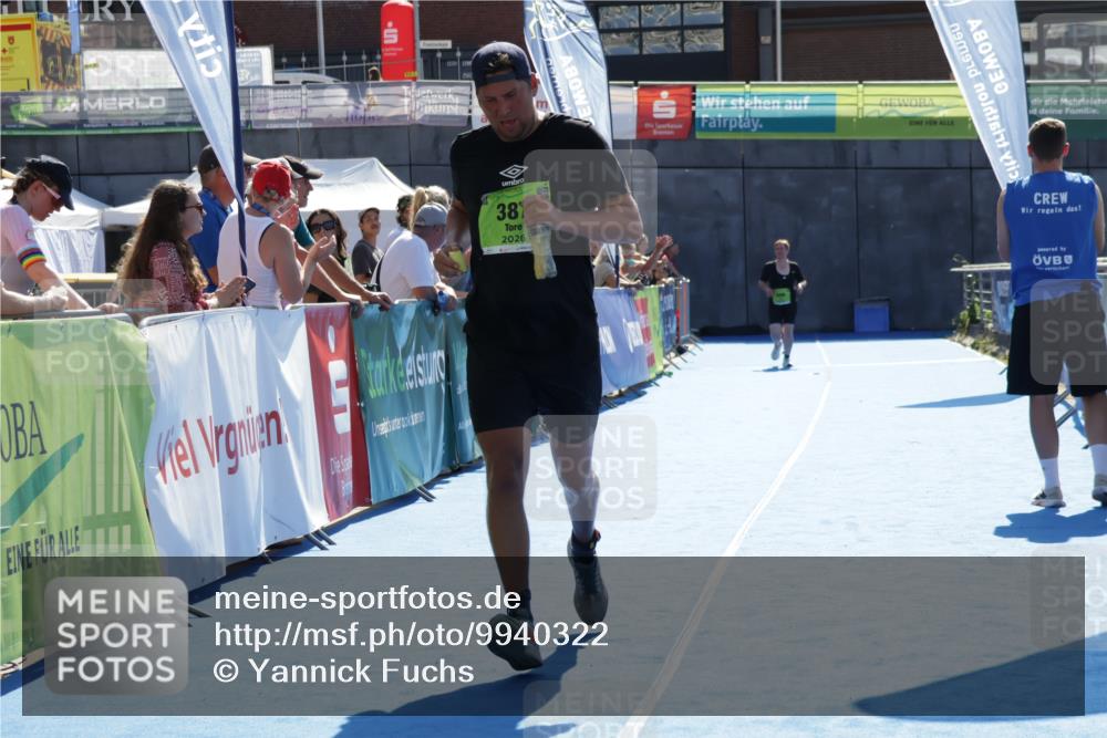 09.08.2026 - GEWOBA Citytriathlon Bremen Yannick Fuchs http://msf.ph/oto/9940322 09.08.2026 15:37:51 Ziel 387 meine-sportfotos.de
