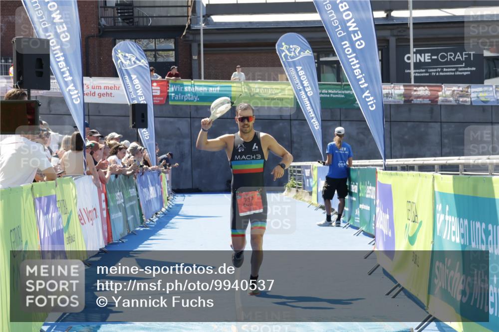 09.08.2026 - GEWOBA Citytriathlon Bremen Yannick Fuchs http://msf.ph/oto/9940537 09.08.2026 13:41:39 Ziel 737 meine-sportfotos.de