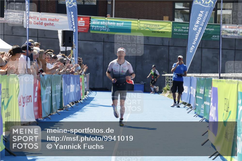 09.08.2026 - GEWOBA Citytriathlon Bremen Yannick Fuchs http://msf.ph/oto/9941019 09.08.2026 13:50:25 Ziel 560 meine-sportfotos.de