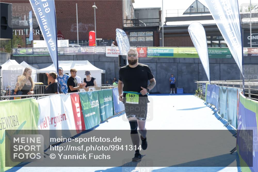 09.08.2026 - GEWOBA Citytriathlon Bremen Yannick Fuchs http://msf.ph/oto/9941314 09.08.2026 15:53:23 Ziel 167 meine-sportfotos.de