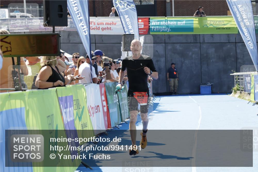 09.08.2026 - GEWOBA Citytriathlon Bremen Yannick Fuchs http://msf.ph/oto/9941491 09.08.2026 13:56:18 Ziel 858 meine-sportfotos.de