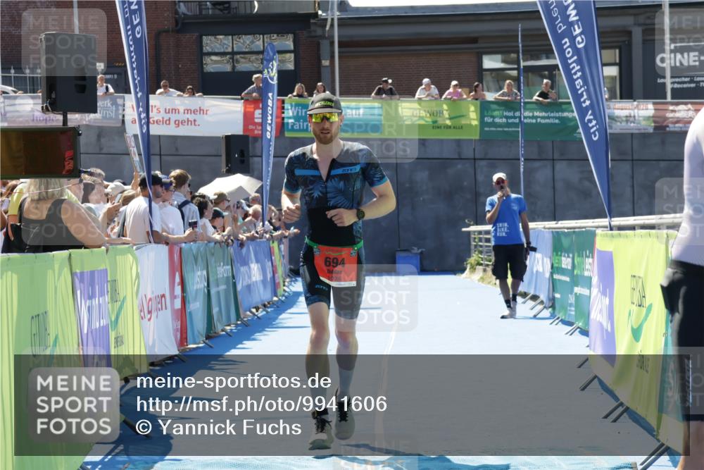 09.08.2026 - GEWOBA Citytriathlon Bremen Yannick Fuchs http://msf.ph/oto/9941606 09.08.2026 13:59:17 Ziel 694 meine-sportfotos.de