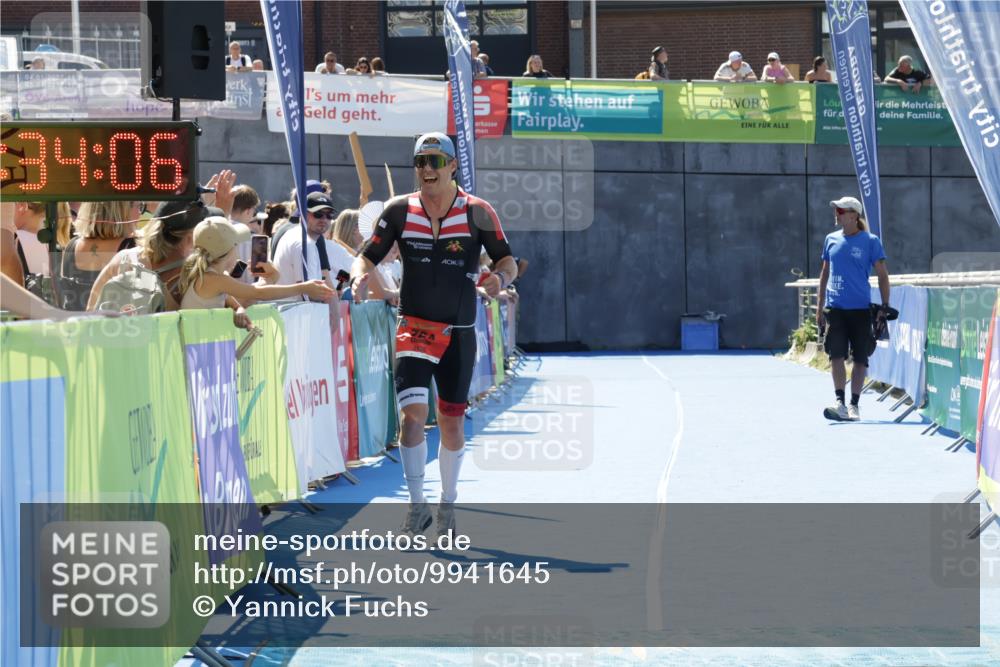 09.08.2026 - GEWOBA Citytriathlon Bremen Yannick Fuchs http://msf.ph/oto/9941645 09.08.2026 14:00:29 Ziel 764 meine-sportfotos.de