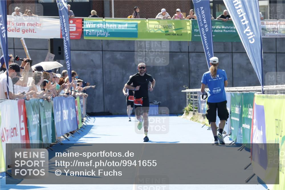 09.08.2026 - GEWOBA Citytriathlon Bremen Yannick Fuchs http://msf.ph/oto/9941655 09.08.2026 14:00:50 Ziel 700 meine-sportfotos.de