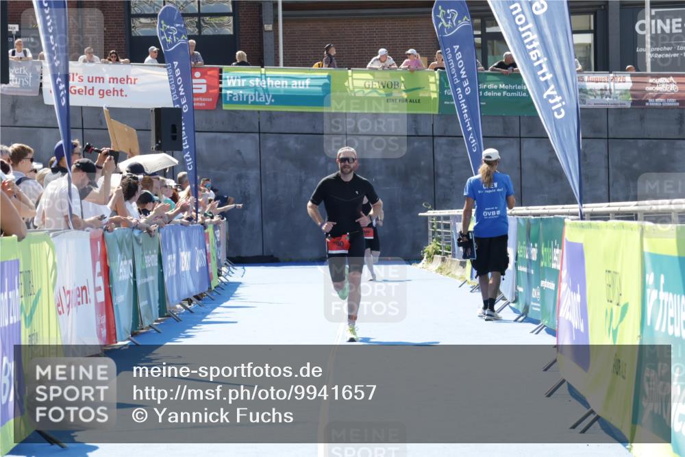 09.08.2026 - GEWOBA Citytriathlon Bremen Yannick Fuchs http://msf.ph/oto/9941657 09.08.2026 14:00:52 Ziel 700 meine-sportfotos.de