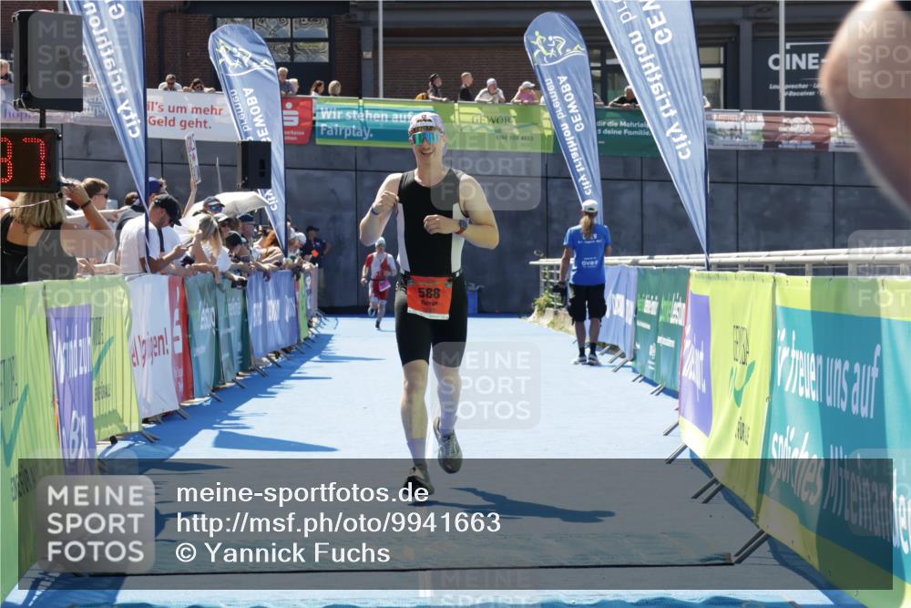 09.08.2026 - GEWOBA Citytriathlon Bremen Yannick Fuchs http://msf.ph/oto/9941663 09.08.2026 14:01:00 Ziel 588 meine-sportfotos.de