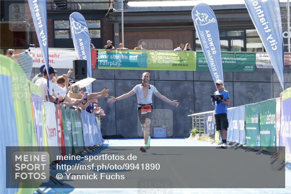 09.08.2026 - GEWOBA Citytriathlon Bremen Yannick Fuchs http://msf.ph/oto/9941890 09.08.2026 14:06:03 Ziel 561 meine-sportfotos.de